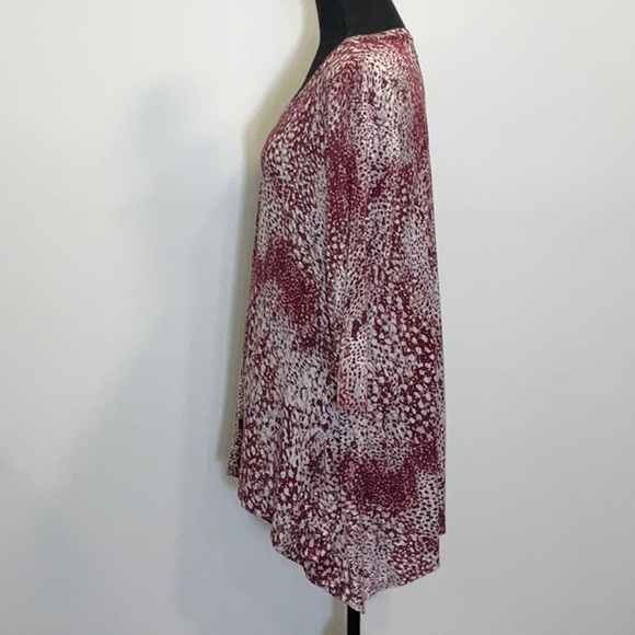 LOGO Printed Top w/Sharkbite Hem, EUC - Picture 3 of 9